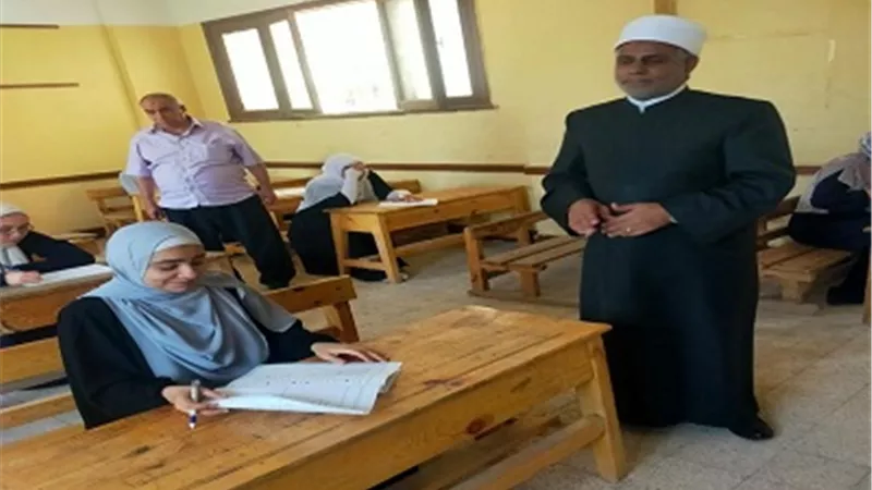 وكيل المعاهد الأزهرية يتفقد ١٠ لجان لامتحانات الثانوية الأزهرية