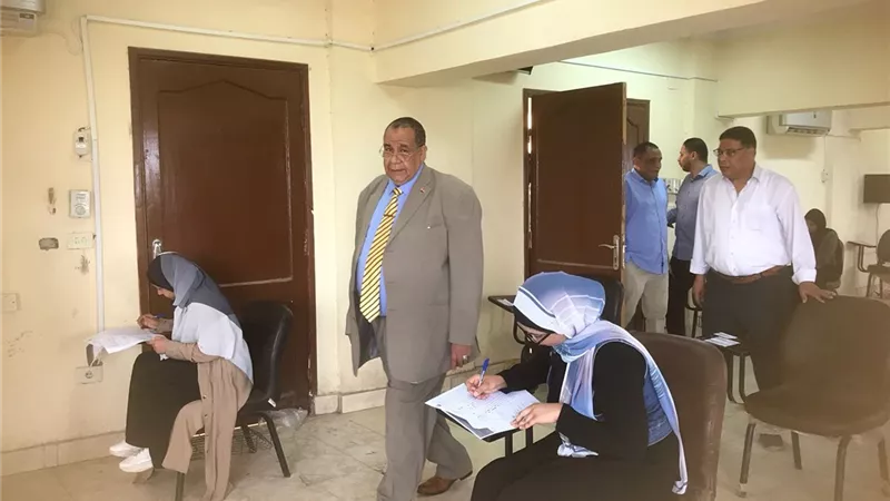 رئيس جامعة الأقصر يتفقد لجان امتحانات السياحة والفنادق والآثار