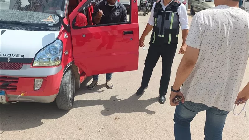 استجابة لشكوى اهالي المنطقة سرفيس الجيزة يضبط ٢٠ سيارة مخالفة