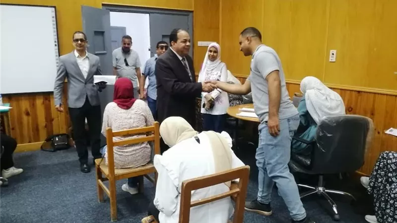 عميد تربية المنيا تفقد لجان امتحانات نهاية العام