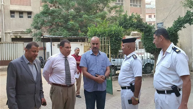 الفولى يشرف على توزيع الأسئلة و يتفقد إمتحانات الدبلومات الفنية