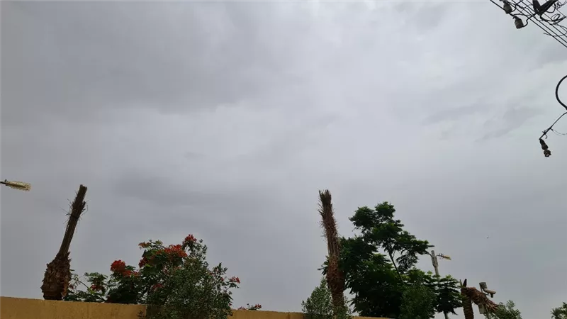 عودة السحب الكثيفة وإختفاء كامل لأشعة الشمس بالأقصر