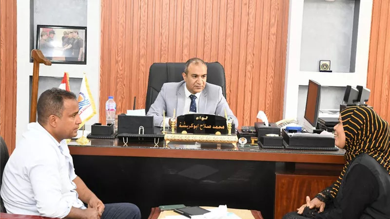 محافظ قنا والسكرتير العام والمساعد يستقبلون ٧٥ مواطنا لبحث شكواهم