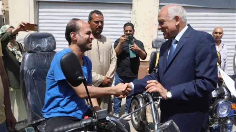 محافظ الجيزة يسلم ٥٧ موتوسيكل مجهز طبياً و كرسى كهربائى