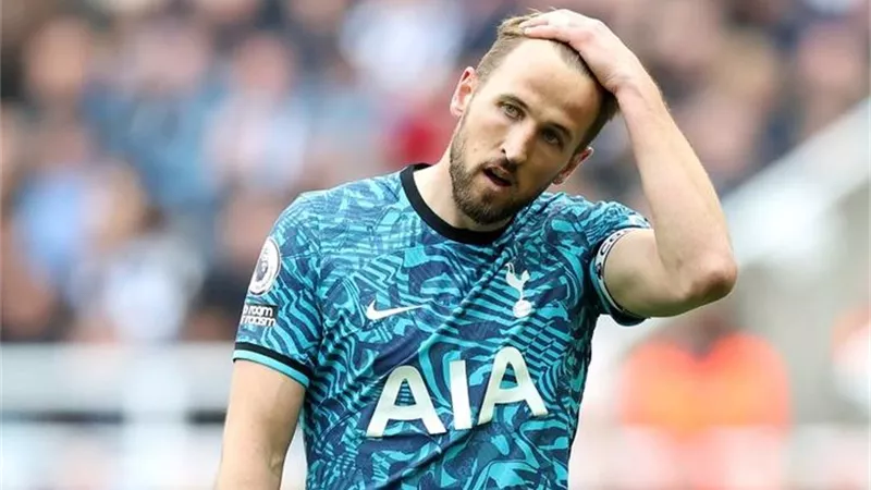 هاري كين يقترب من ريال مدريد لتعويض رحيل بنزيما