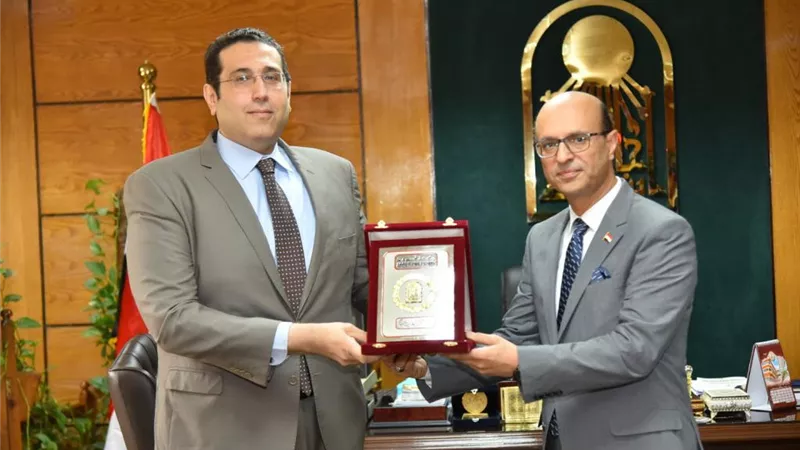رئيس جامعة أسيوط يستقبل نظيره لـ«المصرية للتعلم الإلكتروني