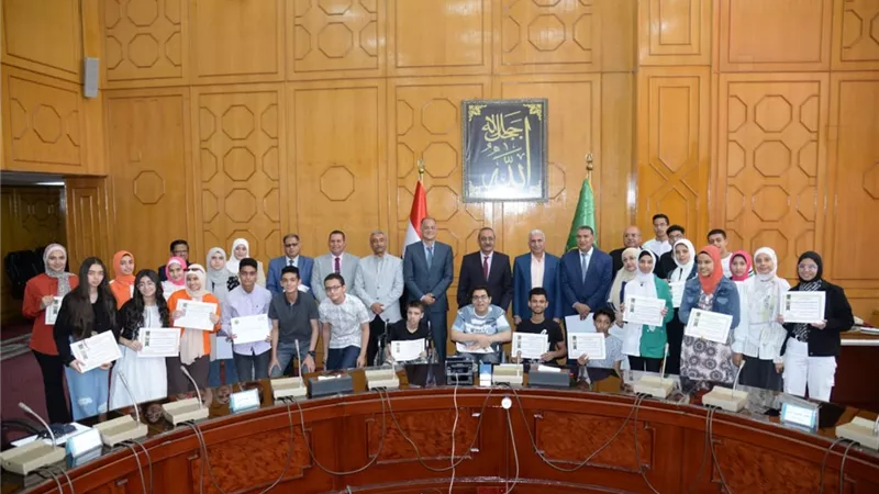 محافظ الإسماعيلية يكرم أوائل الشهادة الإعدادية..صور
