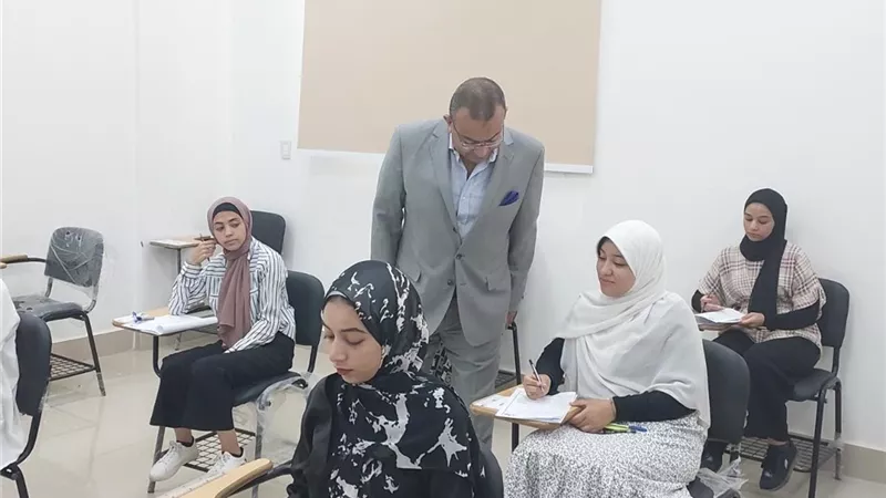 رئيس جامعة بني سويف التكنولوجية يتفقد امتحانات الترم الثاني