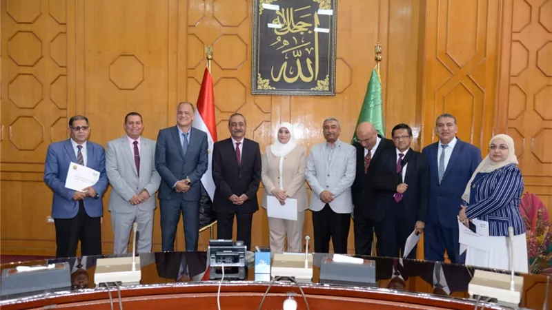 محافظ الإسماعيلية يكرم قيادات التعليم تقديرا لجهودهم ..صور