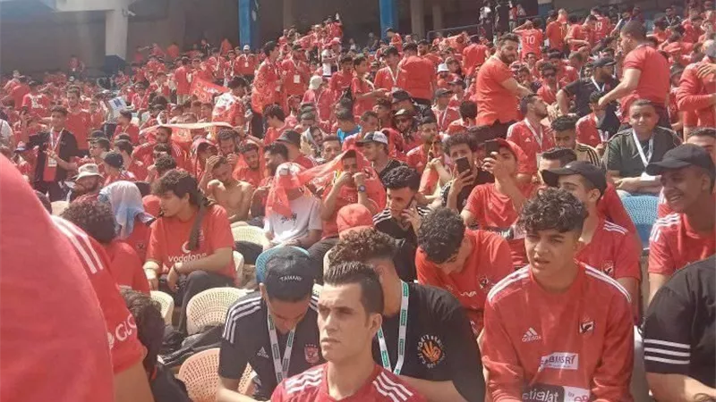 جماهير الأهلي تزين 