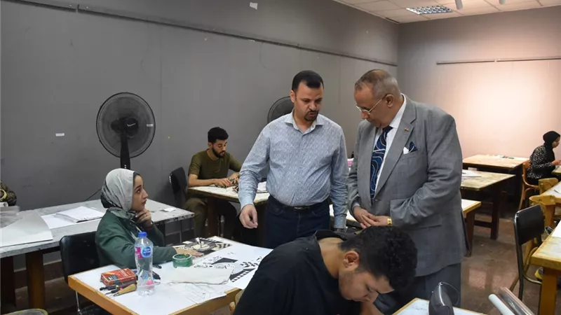 رئيس جامعة الأقصر يتفقد امتحانات الترم الثاني بالكليات