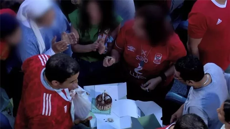 مشجع أهلاوي يحتفل بعيد ميلاده فى المدرجات قبل مواجهة الوداد