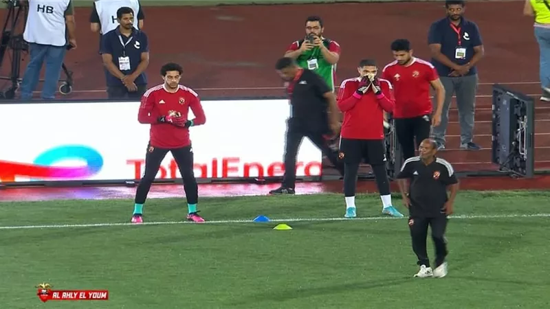 جماهير الأهلي تؤازر شوبير بتحية خاصة قبل مواجهة الوداد