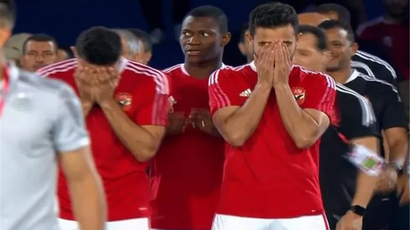 لاعبو الاهلى يجرون عمليات الاحماء.. وهتافات الجماهير تهز الملعب