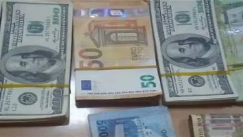 حبس 5 أجانب و2 مصريين حاولوا تهريب العملات الأجنبية بمطار القاهرة