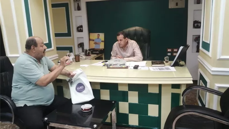 رئيس مدينة الأقصر يلتقي بعض المواطنين لبحث مطالبهم