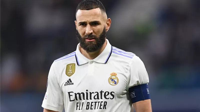 تقارير سعودية: بنزيما يوقع رسميا على عقود انتقاله لاتحاد جدة
