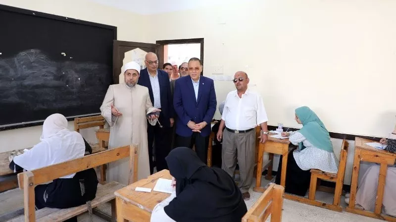 محافظ الشرقية يتفقد لجان الثانوية الأزهرية بمعهد فتيات الزقازيق