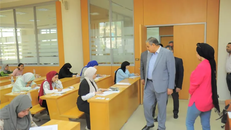 رئيس جامعة كفر الشيخ يتفقد سير امتحانات الفصل الدراسى الثانى