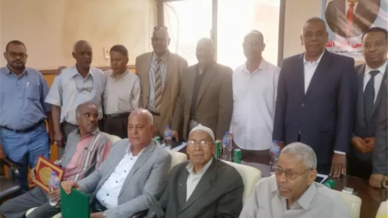 اتحاد عمال أسوان يكرم المتميزين والرواد