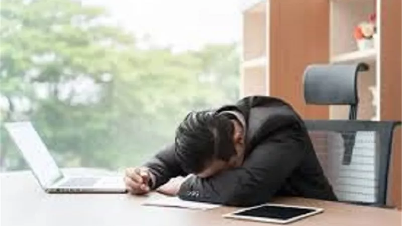 تأثير الجلوس لفترات طويلة.. أبرزها تشنج العضلات
