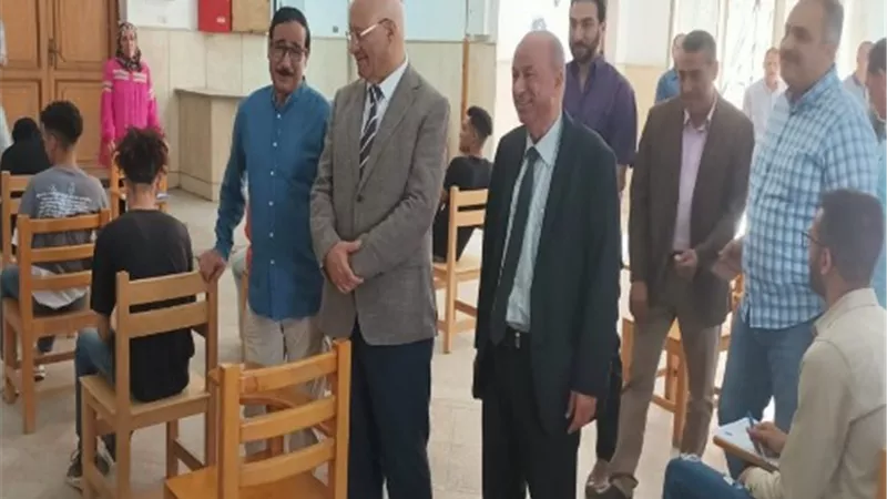 رئيس جامعة بنها يتابع سير الامتحانات بكليتي التجارة والآداب