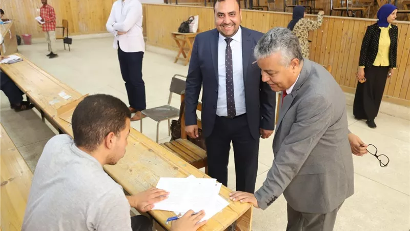 في هدوء والتزام.. تواصل الامتحانات بجامعة جنوب الوادي