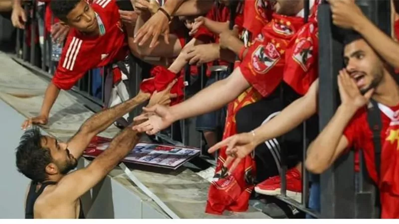 أهلاوية طلبت تيشرت كهربا هدية النجاح.. واللاعب يُلبى