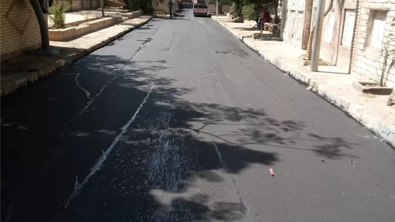 رصف الطرق الداخلية بمقابر الإسماعيلية..صور