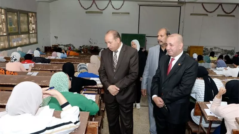 رئيس جامعة المنصورة يتفقد أعمال امتحانات الفصل الدراسي الثانى