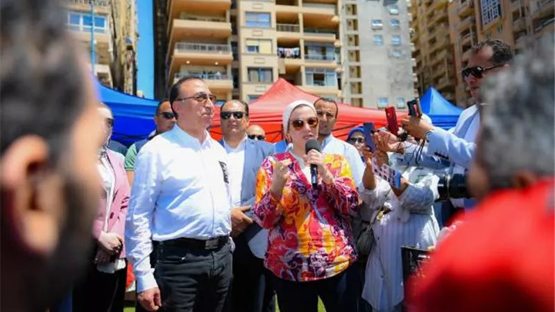 وزيرة البيئة تشارك فى حملة تنظيف شاطئ السرايا العام بالإسكندرية