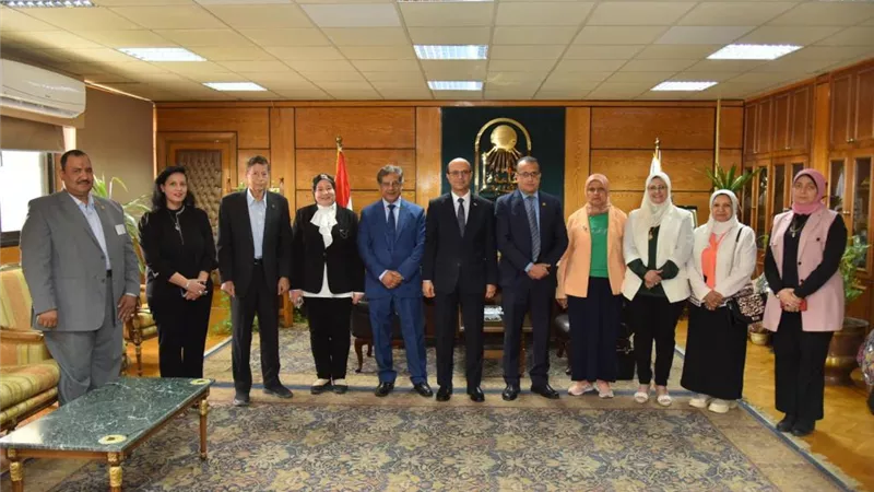 رئيس جامعة أسيوط يستقبل وفد