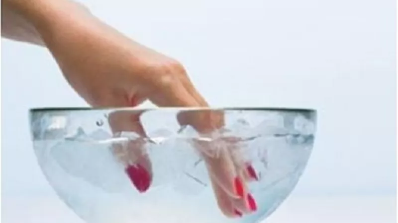 طرق سريعة لتجفيف طلاء الأظافر.. منها الماء المثلج