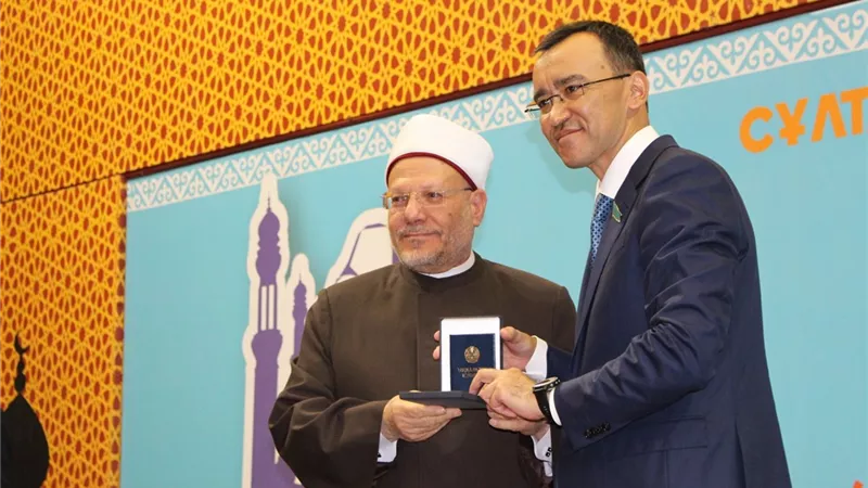 كازاخستان تقلِّد المفتي وسام 