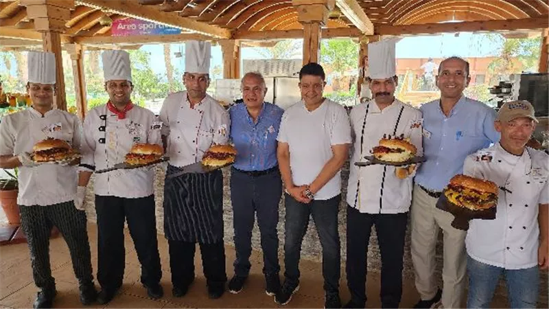 أضخم سندوتش يجذب السياح في مهرجان البرجر بمرسى علم