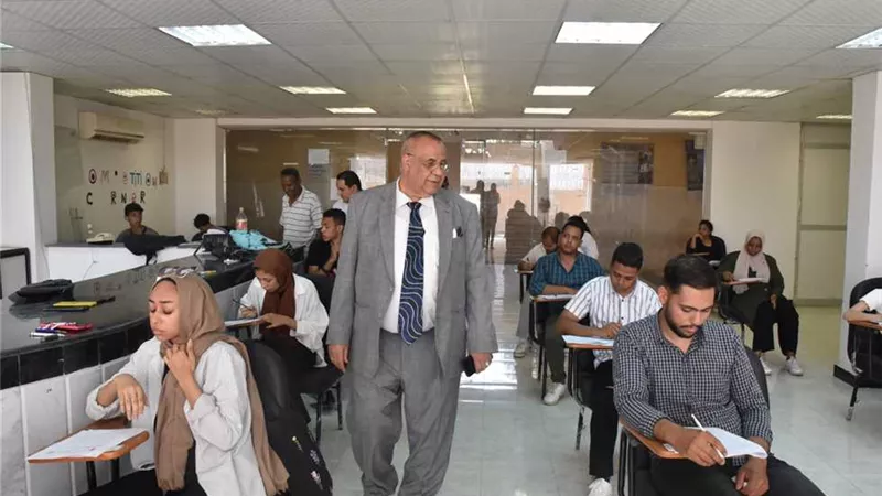 رئيس جامعة الأقصر يشيد بإنضباط لجان أمتحانات بالسياحة والفنادق