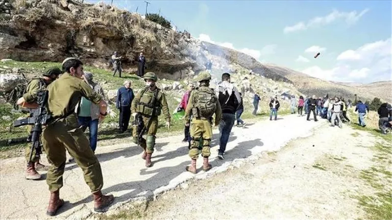 مُستوطنون إسرائيليون يعتدون على فلسطينيين في وسط وشمال الضفة الغربية