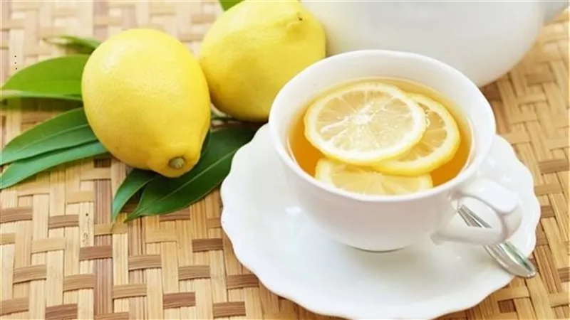 9 فوائد صحية لشرب الماء الدافىء باليمون