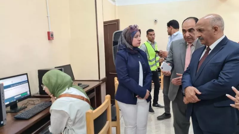 نائب رئيس جامعة الزقازيق يتفقد لجان الاختبارات الإلكترونية