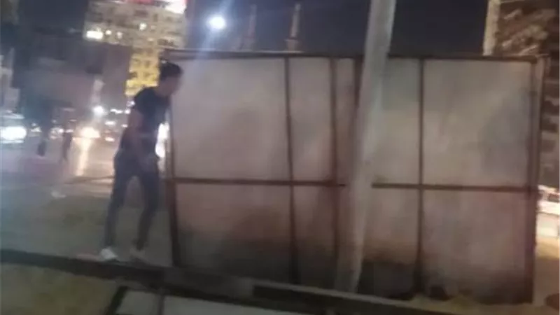 إزاله عدد من الاعلانات الغير مرخصة بالشوارع والميادين بالمنصورة