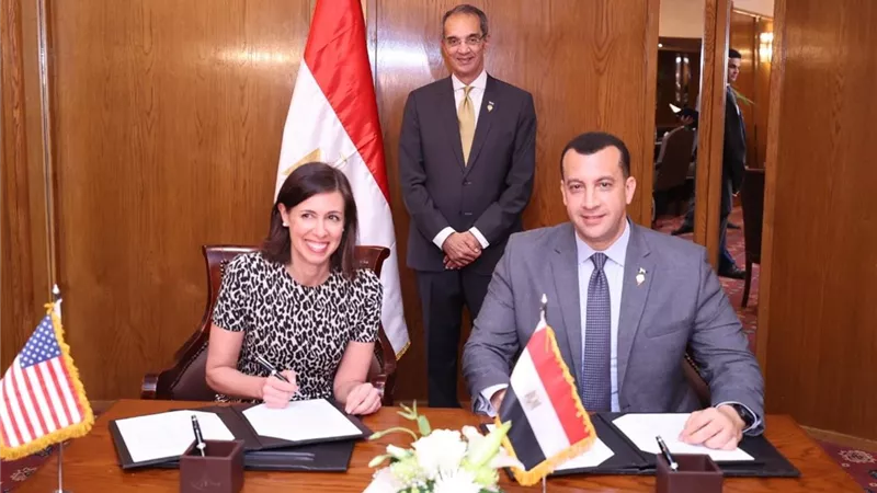 طلعت يشهد مذكرة تفاهم لنشر خدمات الاتصالات بالمناطق النائية