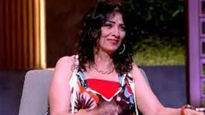 مونيا توجه رساله غامضة لشخص ما 