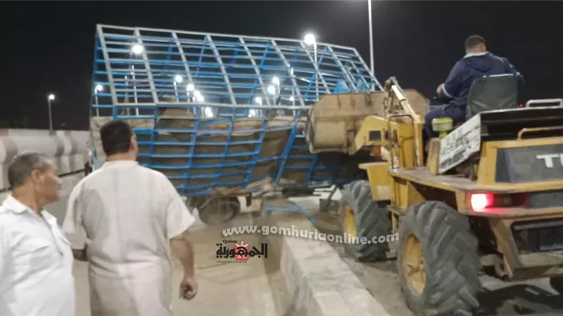 إنقلاب سيارة محملة بأنابيب البوتجاز على كوبري جيهان بقويسنا