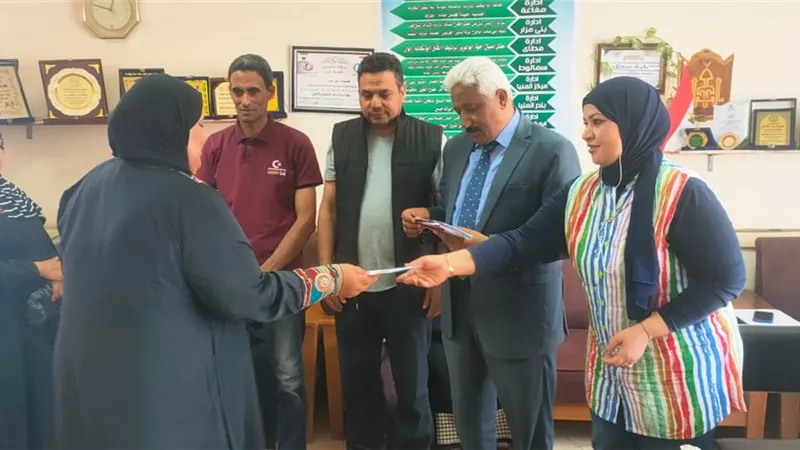 توزيع منح مالية ل 58 أسرة الأولي بالرعاية بقري محافظة المنيا