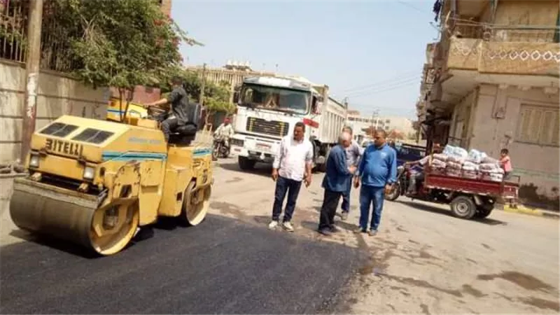 رئيس مدينة أشمون يتابع الرصف بشارعي المدارس والناصر