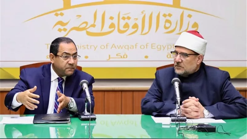 المركزى للتنظيم والادارة يُسلم الأوقاف يتسلم نتيجة مسابقة العمال