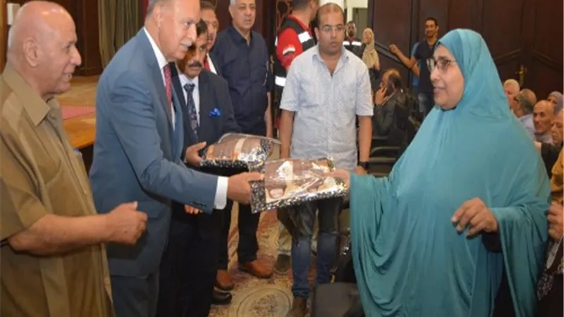 محافظ القليوبية يُسلم ملابس الإحرام لحجاج الجمعيات الأهلية.. صور