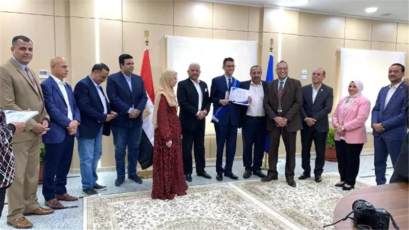 محافظ السويس يكرم أوائل الشهادة الإعدادية