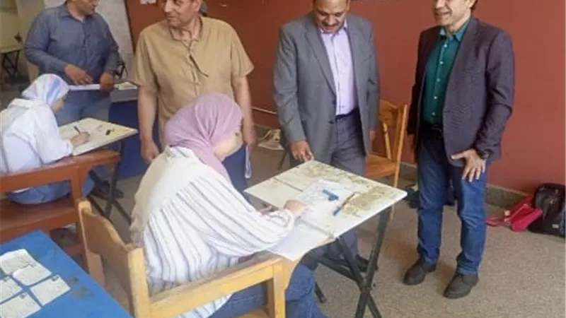 نائب رئيس جامعة بنها يتفقد الامتحانات بكليتى فنون تطبيقية وحاسبات