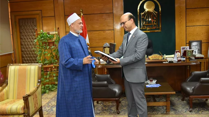 وزير الأوقاف يهدي الدكتور المنشاوي كتاب 